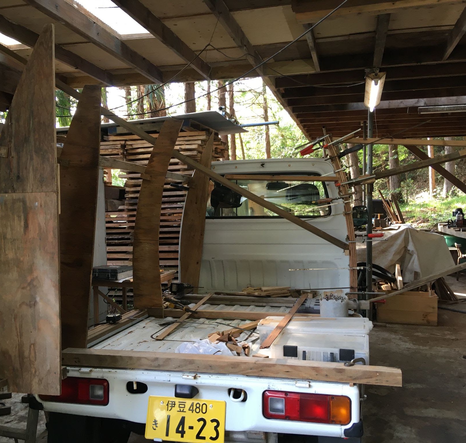 軽トラックの荷台に取りつけた木製のキャビンの骨組み
