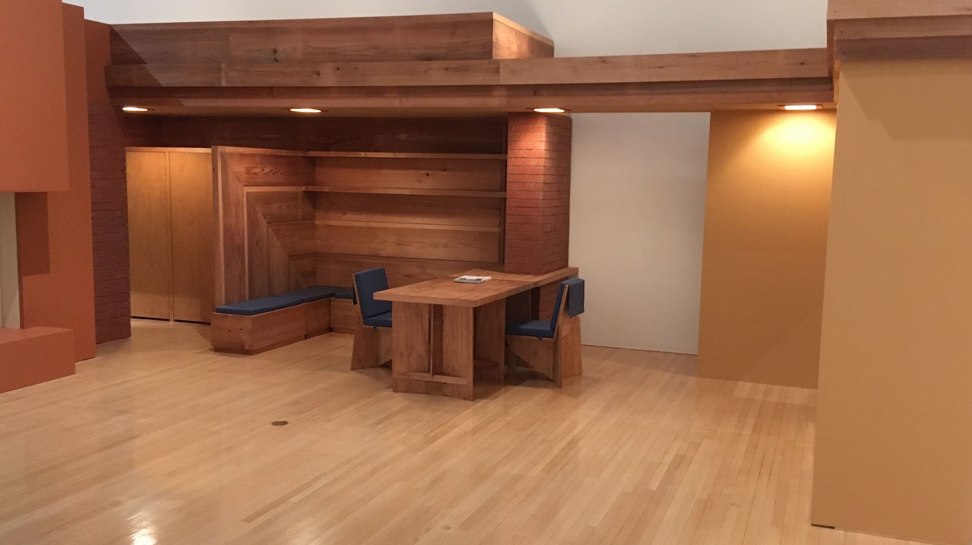展覧会場に再現されたユソニアンハウス Baird House の一部。杉の板張りの壁と造り付けのベンチ、テーブル、椅子